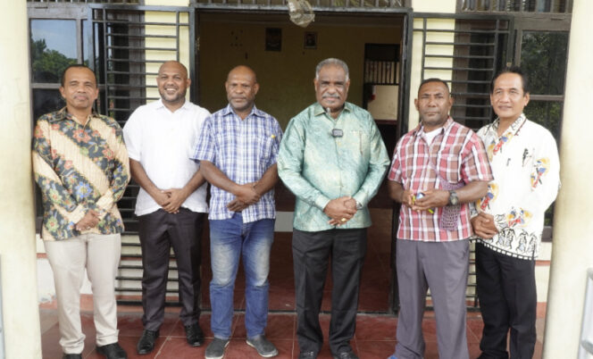 
					Wali Kota Jayapura Abisasi Rollo saat berfoto bersama di depan lkasi untuk Rumah Singgah bagi ODGJ, lansia, dan anak jalanan. (KabarPapua.co/Natalya Yoku)