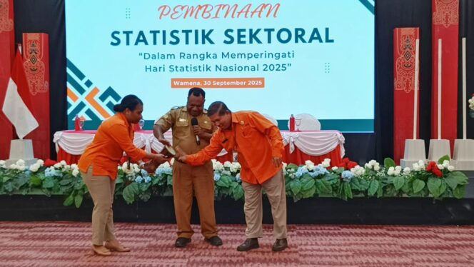 
					Asisten II Sekda Lekius Jikwa menghadiri Hari Statistik Nasional tahun 2025 pada salah satu hotel di Wamena,  Selasa 30 September 2025.. Foto: protokoler