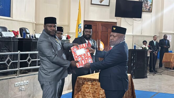 
					DPR Kabupaten (DPRK) Jayawijaya menetapkan 5 Raperda Perubahan APBD 2025 maupun Raperda Non APBD, pada Selasa 30 September 2025. Foto: Agris Wistrijaya/Kabarpapua.co