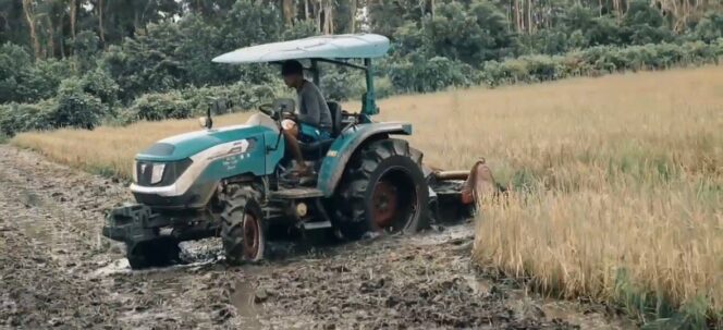 
					Aktivitas petani di Papua Selatan. Pertamina memastikan ketersediaan BBM subsidi untuk petani di Papua Selatan. Foto: Pertamina Papua Maluku
