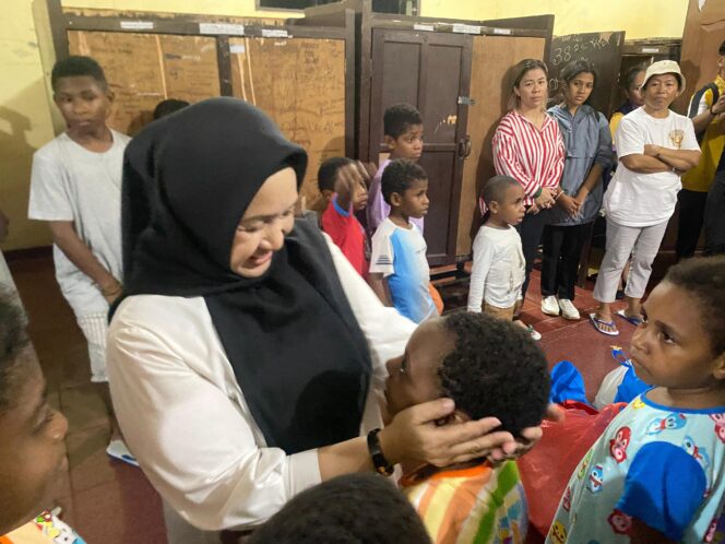 
					Ketua TP PKK Papua Tyas A. Fatoni menyerahkan bantuan kepada anak-anak korban kebakaran Panti Asuhan Pembawa Terang (Peter) Holtekamp.   Foto: Diskominfo Papua 
