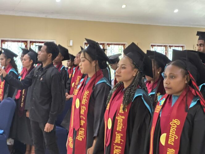 
					32 Ahli Madya Keperawatan pada Politeknik Kesehatan (Poltekkes) Kemenkes Jayapura Angkatan XIV Tahun Akademik 2024/2025 dinyatakan lulus.  Wisuda kelulusan dilakukan pada salah satu hotel di Serui, Rabu 1 Oktober 2025. Foto: Humas Pemkab Yapen