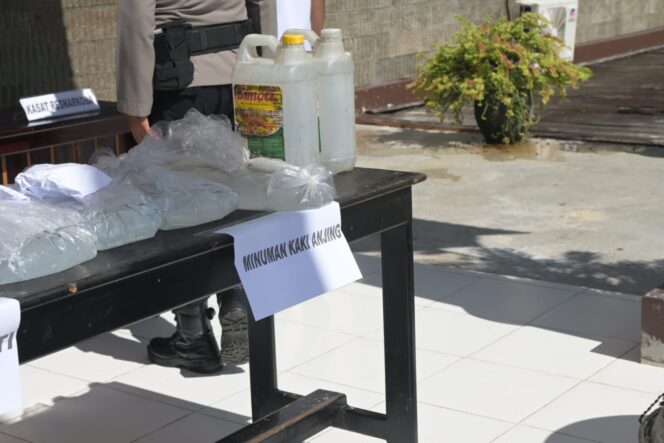 
					Sopi Kaki Anjing yang beredar di Asmat. Foto: Humas Polres Asmat