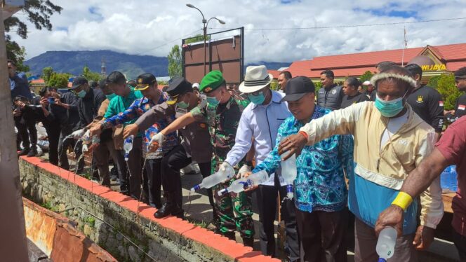 
					Pemusnahan miras di Wamena, Kabupaten Jayawijaya. Foto: Agris Wistrijaya/KabarPapua.co
