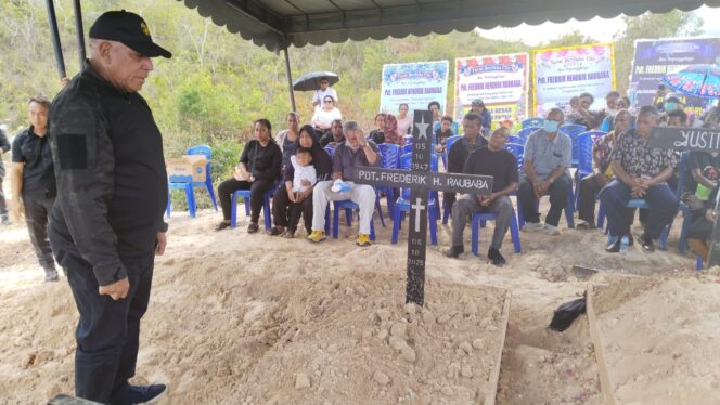 
					Komjen (Pol) Purn. Paulus Waterpauw. M. Si sesaat usai pemakaman Pdt Hengky Raubaba. Foto: ist 