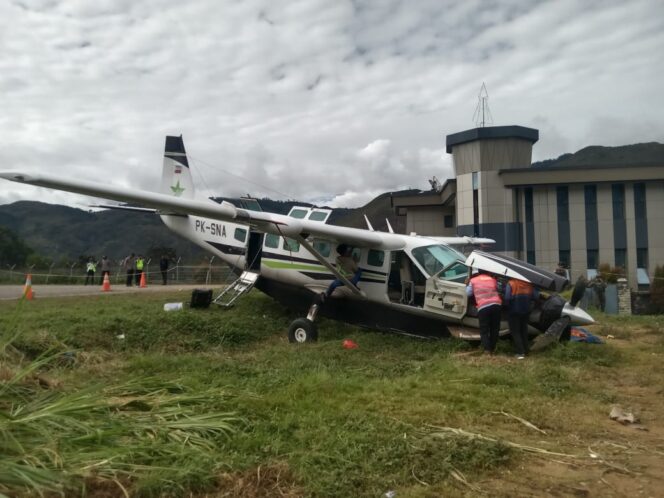 
					KNKT mulai selidiki penyebab tergelincirnya Alda Air di Tiom Lanny Jaya. Foto: Humas Polda Papua
