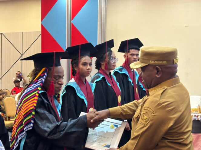 
					Wakil Bupati Jayawijaya Ronny Elopere menghadiri wisuda Profesi Ners dan Ahli Madya Keperawatan Wamena pada Politeknik Kesehatan Kementerian Kesehatan Jayapura, Tahun Akademik 2024/2025. Foto: Agris Wistrijaya 