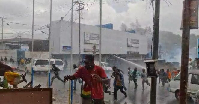 
					Massa aksi saat dibubarkan dengan SOP polisi. Foto: ist 