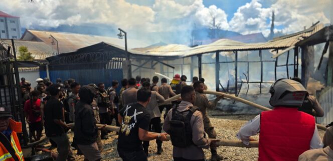 
					Kepolisian dan warga saat berusaha memadamkan api di Jalan SD Percobaan, tepatnya di area kos-kosan belakang Kantor KPPN Wamena, Kabupaten Jayawijaya. Foto: Humas Polda Papua. 