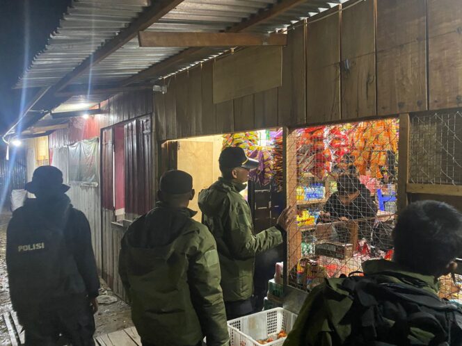 
					Patroli jalan kaki Polres Tolikara menyambangi kios warga memberikan imbauan kamtibmas. Foto: Humas Polda Papua