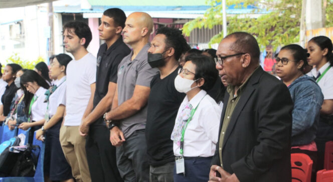 
					Keluaga Ibu Guru Melani Miryam Wamea saat ibadah penguatan di rumah duka di Kota Jayapura. Foto: Humas Polda Papua  