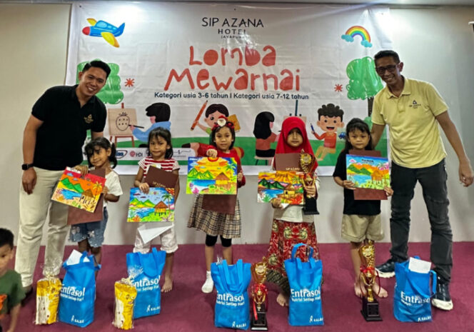 
					Para pemenang lomba mewarnai kategori 3-6 tahun dan panitia berpose bersama  saat penyerahan hadiah (Foto: SIP Azana Hotel Jayapura)