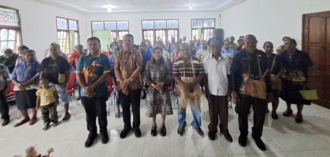 
					Ketua Pokja Perempuan Majelis Rakyat Papua (MRP) Provinsi Papua, Natalia B. Wona, menggelar penjaringan aspirasi terkait implementasi penyaluran Dana Otonomi Khusus (Otsus) di Kabupaten Kepulauan Yapen. Foto: Ainun Faathirjal/Kabarpapua.co