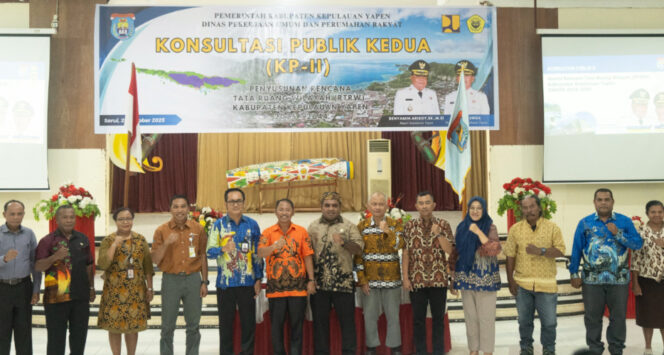 
					Para peserta Konsultasi Publik II Revisi RTRW 2025 - 2044. Foto: Selain itu, peningkatan infrastruktur dasar seperti jalan, air bersih, listrik, dan jaringan komunikasi menjadi prioritas untuk memperkuat konektivitas antardistrik dan antar-pulau di wilayah kepulauan.“Kami harapkan kegiatan ini menjadi forum strategis untuk menghimpun masukan dari seluruh pemangku kepentingan, baik dari pemerintah daerah, DPRK, OPD teknis, akademisi, maupun unsur swasta, sehingga RTRW yang disusun benar-benar mencerminkan kebutuhan riil masyarakat,” jelasnya. *** (Ainun Faathirjal/Kabarpapua.co