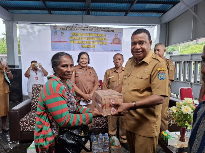 
					Bupati Kepulauan Yapen, Benyamin Arisoi menyerahkan bantuan kios kepada 50 pelaku usaha. Foto: Ainun Faathirjal/KabarPapua.co 