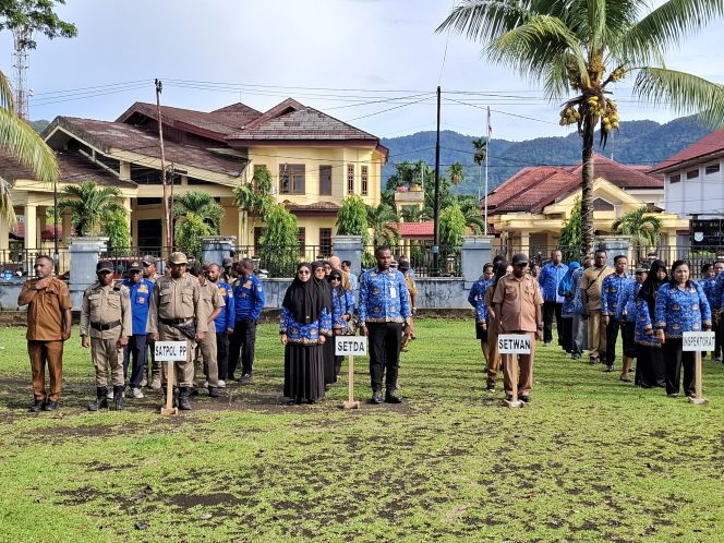 
					ASN Pemkab Yapen saat apel pagi pada Senin 17 November 2025. Foto: Ainun Faathirjal/KabarPapua.co