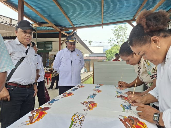 
					Pelatihan membatik di Yapen. Foto: Ainun Faathirjal/KabarPapua.co