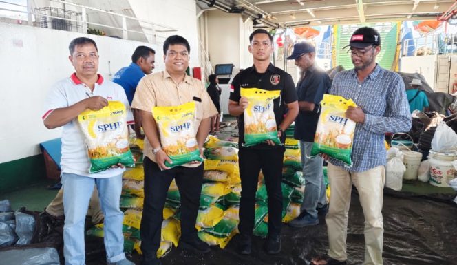 
					Freddy, Koordinator Kelompok Substansi Harga Pangan Produsen dan Konsumen Badan Pangan Nasional (kedua dari kiri) bersama Kanit Tipiter dan Indag Sat Reskrim Polres Kaimana dan perwakilan Dinas Perindagkop serta Dinas Pertanian Kaimana saat mengecek Beras SPHP yang baru tiba dari Fakfak, Minggu, 9 November 2025. (KabarPapua.co/Yosias Wambrauw)