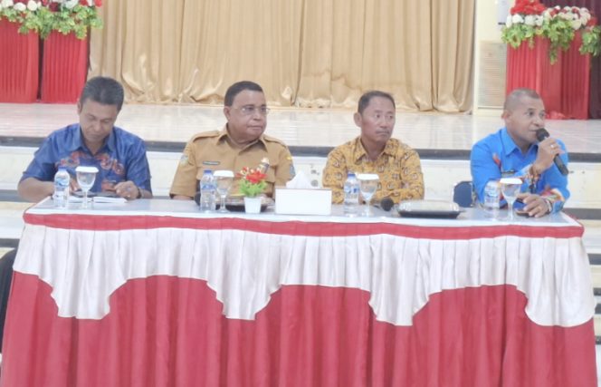 
					Bupati Kepulauan Yapen Benyamin Arisoy memimpin rapat pembahasan RKA TA 2026 yang dihadiri seluruh OPD di Gedung Silas Papare. (KabarPapua.co/Ainun Faathirjal)