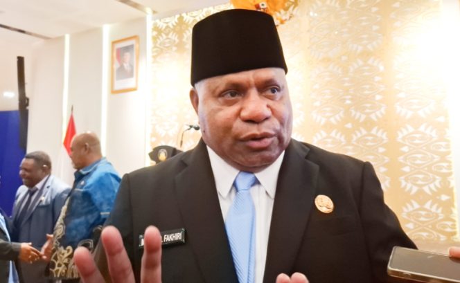 
					Gubernur Papua, Matius D Fakhiri saat diwawancara wartawan. (KabarPapua.co/Imelda)
