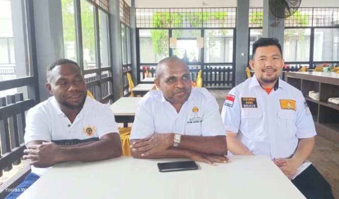 
					Ketua SC Musda VI HIPMI Papua Barat, Thomas Baru didampingi dua anggotanya, Kristofel (kiri) dan Herman Safi'i (kanan). (KabarPapua.co/Yosias Wambrauw)