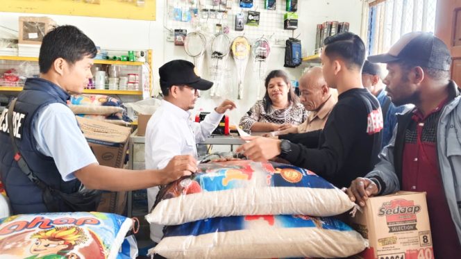 
					Staf khusus Kementerian Pertanian RI Muhammad Arsyad (baju putih) saat mengecek harga beras di salah satu tempat usaha di Kaimana, Sabtu, 8 November 2025. (KabarPapua.co/Yosias Wambrauw)