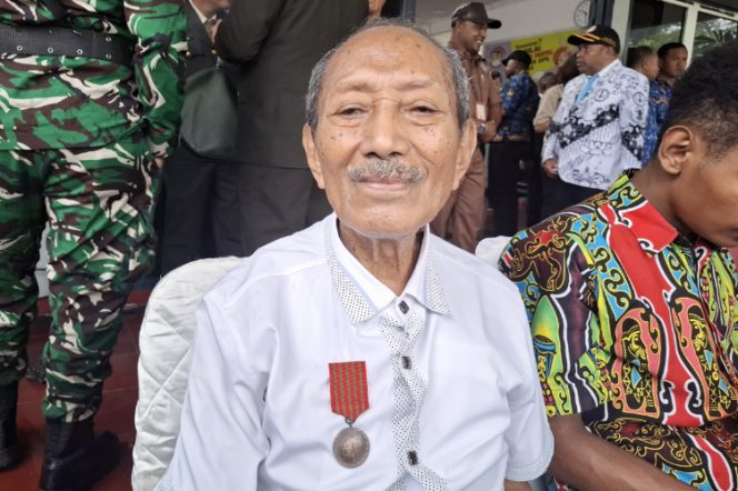 
					Henry Koirewoa saat diwawancarai KabarPapua.co pada peringatan Hari Pahlawan Tahun 2025. (KabarPapua.co/Ainun Faathirjal)