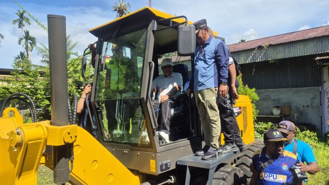 
					Bupati Yapen Benyamin Arisoy  meninjau Motor Grader M9120. Foto: Ainun Faathirjal/KabarPapua.co