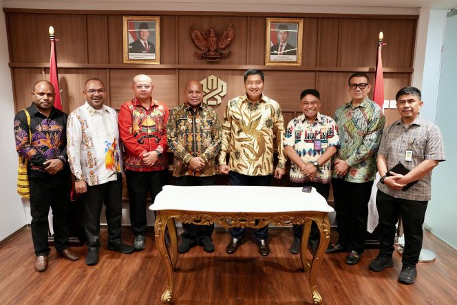 
					Gubernur Papua, Matius Fakhiri saat bertemu Menteri Perumahan dan Kawasan Permukiman, Maruarar Sirait. Foto: ist