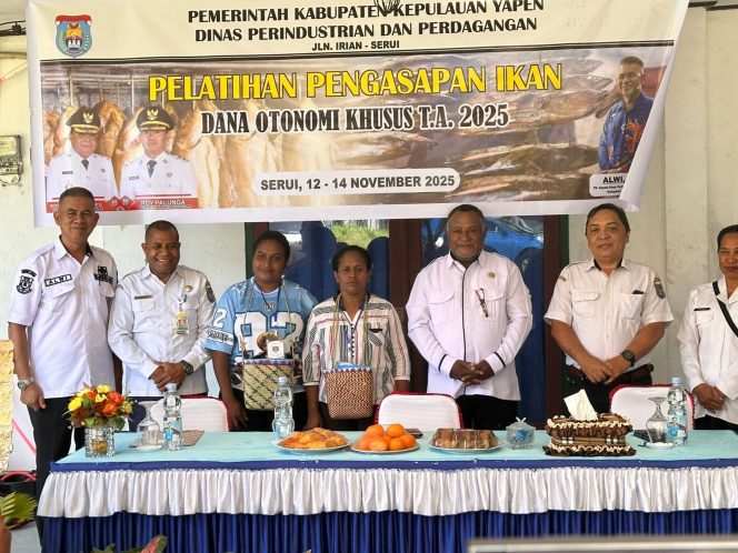 
					Pelatihan pengasapan ikan oleh Disperindag Yapen. Foto: Ainun Faathirjal/KabarPapua.co