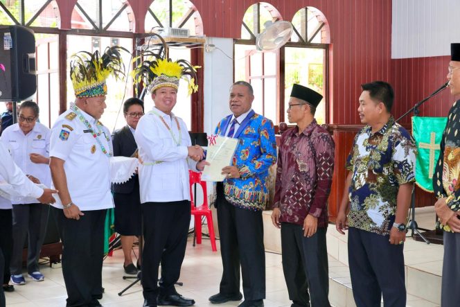 
					Menteri Agraria dan Tata Ruang (ATR)/(BPN), Nusron Wahid menyerahkan sertifikat elektronik kepada gereja dan masjid di Jayapura. Foto: Imelda/KabarPapua.co