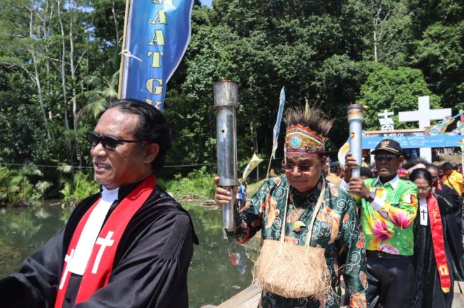 
					Bupati Kepulauan Yapen bersama para tokoh agama saat prosesi pembawaan obor pada 1 Abad Injil di Kampung Papuma.  Foto: Ainun Faathirjal/Kabarpapua.co