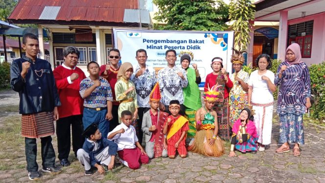 
					Nuansa nusantara peringatan Hari Guru Nasional di SLB Negeri Serui. Foto: SLB Negeri Serui