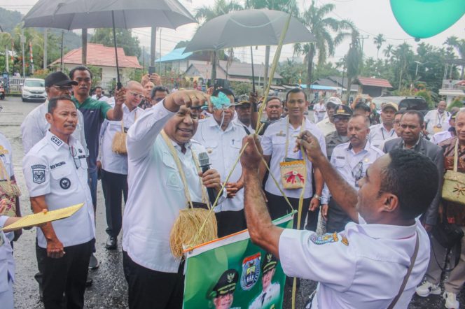 
					Wakil Gubernur Papua, Aryono Rumaropen meluncuran SIMRS versi 2, sekaligus peresmian kembali Instalasi Gawat Darurat (IGD) Terstandar di RSUD Wainakawini Serui, Kabupaten Kepulauan Yapen.   Foto: Ainun Faathirjal/KabarPapua.co