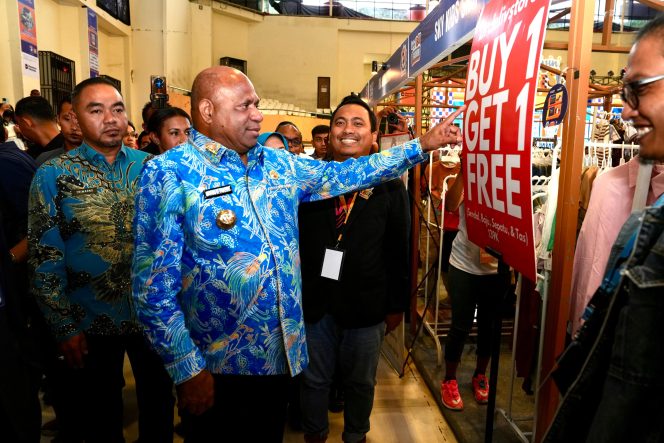 
					Gubernur Papua, Matius Fakhir menghadiri Livin Fest 2025 di GOR Cenderawasih Kota Jayapura. Foto: Pemprov Papua 