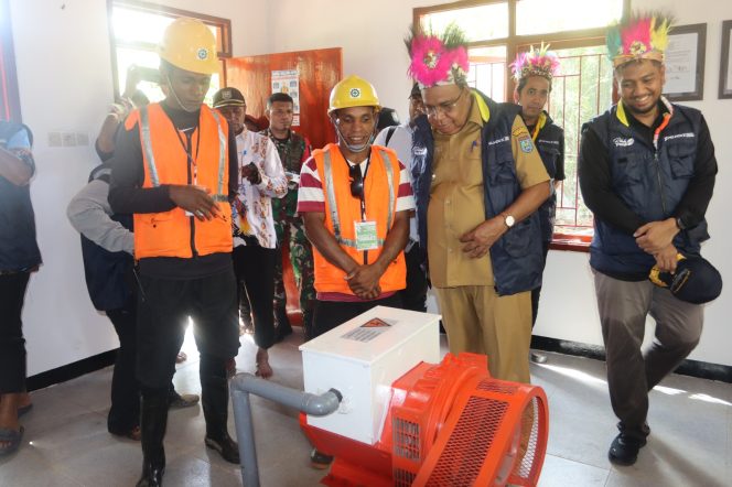 
					Bupati Kepulauan Yapen, Banyamin Arisoi saat melihat langsung mesin PLTMH di Kampung Ausem. Foto: Humas Pemda Yapen