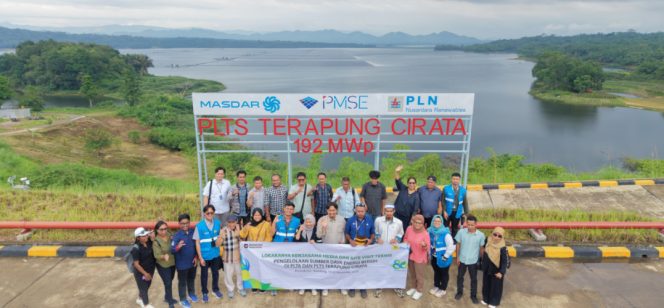 
					Media visit jurnalis di Tanah Papua ke PLTS Terapung Cirata. Foto: PLN Papua.