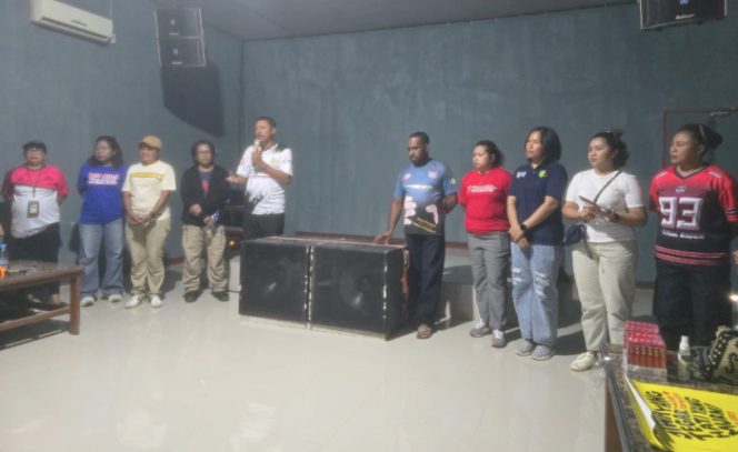 
					im KPA Kepulauan Yapen bersama tenaga kesehatan memberikan sosialisasi pencegahan HIV/AIDS kepada para pekerja di salah satu lokasi hiburan malam, Sabtu, 15 November 2025. (Foto dok KPA Kepulauan Yapen)