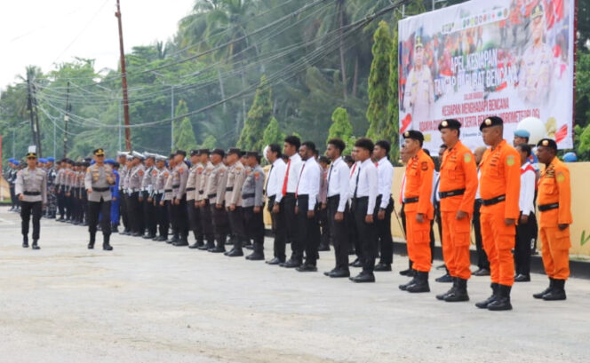 
					Kapolres Kaimana, AKBP Satria Dwi Dharma, saat memeriksa pasukan di apel Kesiapan Tanggap Darurat. (KabarPapua.co/Yosias Wambrauw)