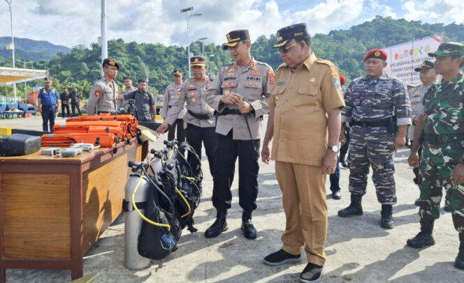 
					Kapolres Kepulauan Yapen AKBP Ardyan Ukie Hercahyo dan Bupati Kepulauan Yapen Benyamin Arisoy saat meninjau perlengkapan penanganan bencana usai apel. (KabarPapua.co/Ainun Faathirjal)

