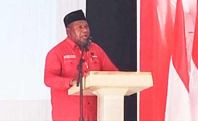 
					Ketua DPD PDIP Papua Barat, Markus Waran saat memberikan sambutan di Konfercab PDIP Kabupaten Kaimana. (KabarPapua.co/Yosias Wambrauw)