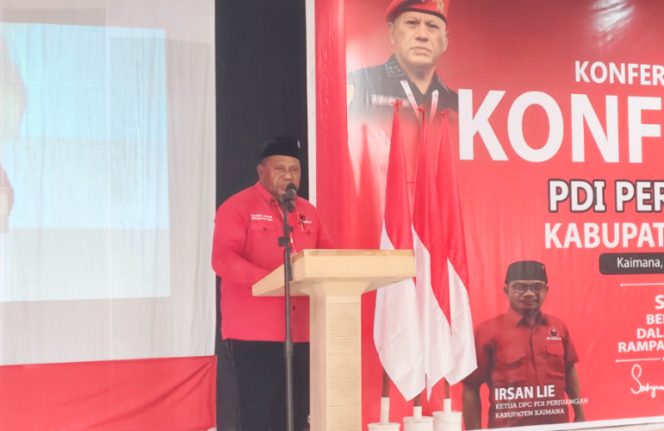 
					Ketua DPD PDIP Papua Barat, Markus Waran saat menyampaikan sambutan di Konfercab ke I PDIP Kabupaten Kaimana, Kamis, 13 November 2025. (KabarPapua.co/Yosias Wambrauw)