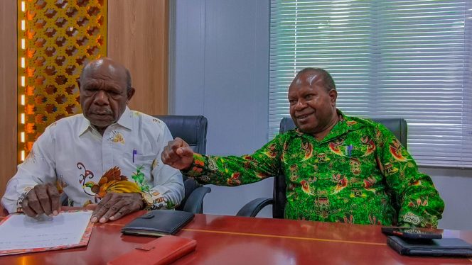 
					Perwakilan Pemprov Papua saat memberikan keterangan pers terkait penyelesaiakn konflik Kapiraya. Foto: Dok Papuatengah.go.id