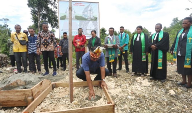 
					Bupati Kepulauan Yapen Benyamin Arisoy melakukan peletakan batu pertama sebagai tanda dimulainya pembangunan Gedung Gereja GKI Betel Kanawa. (Foto dok: Humas Pemkab Kepulauan Yapen)

