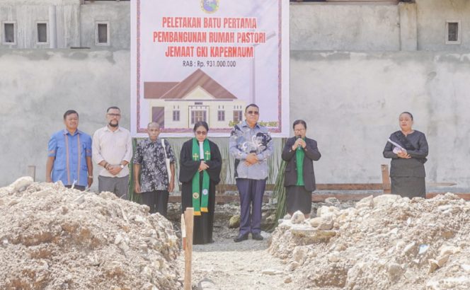 
					Bupati Kepulauan Yapen Benyamin Arisoy bersama para pelayan dan pimpinan jemaat berfoto bersama usai Ibadah Minggu Ke-IV dalam rangkaian peletakan batu pertama pembangunan Rumah Pastori Jemaat GKI Kapernaum Serui. (Foto dok: Humas Pemkab Kepulauan Yapen)
