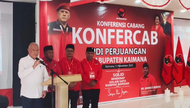 
					Bupati Kaimana Hasan Achmad saat buka resmi Konfercab PDIP, didampingi Ketua DPD PDIP Papua Barat Markus Waran, Ketua DPC PDIP Kaimana Irsan Lie dan Ketua DPRK Kaimana Robi Samangun. (KabarPapua.co/Yosias Wambrauw)