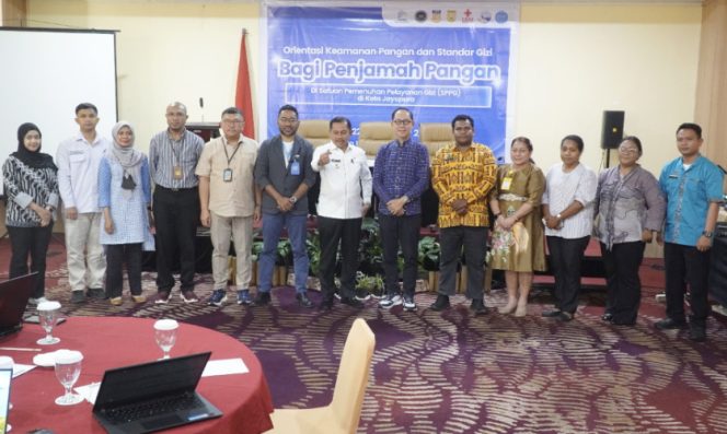 
					Orientasi keamanan pangan dan standar gizi bagi para Penjamah Pangan di SPPG. (KabarPapua.co/Natalya Yoku)
