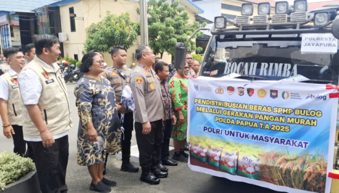 
					Penyaluran 165 ton beras SPHP yang dipimpin Wakapolda Papua. (IST)