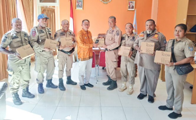 
					Penyerahan simbolis alat komunikasi Handy Talkie (HT) oleh Wabup  Kepulauan Yapen Roi Palunga kepada Satpol PP. (Foto dok Humas Pemkab Kepulauan Yapen)