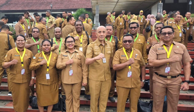 
					Plt Sekda Kepulauan Yapen Harold Wenno bersama para sekda se-Indonesia usai pembukaan Rakor Sinkronisasi Program dan Kegiatan di IPDN Jatinangor, Jawa Barat. (Foto dok: Humas Pemkab Kepulauan Yapen)